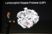 7段のデュアルクラッチ・トランスミッションは「ランボルギーニ・ドッピア・フリッツィオーネ（LDF）」と呼ばれる。クラッチK1はソリッドシャフトを介して駆動力を1、3、5、7速ギアに、クラッチK2はホローシャフト（ソリッドシャフトの周りを回転する）を介して2、4、6速およびリバースギアに送る。全長が60cmとコンパクトな造りが自慢。