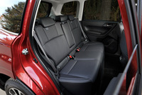 リアシートは6：4の分割可倒式。ドリンクホルダー付きセンターアームレストが装備される（エントリーモデルの「2.0i」は除く）。