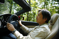 SLK200コンプレッサを運転する自動車ジャーナリストの生方聡。ヘッドレストには、首回りを暖めるエアスカーフが備わるが、このモデルでは本革シートとセットオプションとなる。