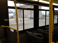 バス車内の様子。次の停留所で降りたいときは、黄色いひもを引く。