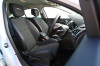 前席には「GT Line」のロゴの入ったスポーツシートを標準装備。表皮はファブリックとレザー調素材の組み合わせとなる。