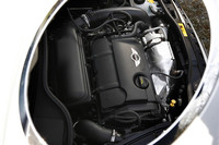 「クーパーS」のエンジンは、リッター100ps超の184psを発生する、ハイチューンドユニットだ。