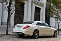 リアビュー。リアエンドに向かってなだらかに下がるシルエットや、サイドのキャラクターラインが、デザイン上の特徴となっている。
    