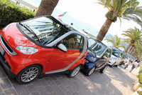 フィナーレリグレ郊外のビーチサイドに勢ぞろいした「スマート・デイ」参加の「スマート」たち。