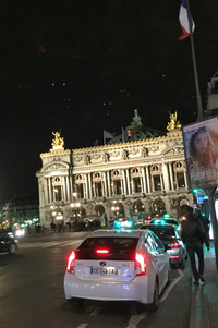 オペラ座前にて。日本車タクシーは、すでにパリの風景の一部だ。