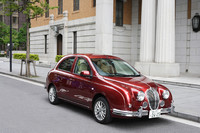 「ミツオカ・ビュート」のボディーカラーは全4色。写真のワインレッドのほか、ブリティッシュグリーン、ホワイト、ブラックメタリックが選べる。
【テスト車のオプション装備】
ウッドタイプインパネ＝7万5000円／センターコンソールセット＝3万5000円／本革シート＝20万円／クラシックドアトリム＝12万円／ウッドタイプパーセルボード＝1万2600円／リヤカーテン＝1万2000円／ナビゲーション（メモリータイプ2DIN-W）＋4スピーカー＝16万8000円／アルミホイール（15×6J）＋タイヤ＝15万9600円