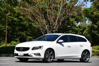 スポーティーな1.6リッターモデルに安全装備のセットオプションを加えたのが、特別仕様車「T4 R-DESIGNプラス」。ワゴン、セダンともに、2014年8月に発売された。
    