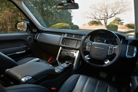 手作業で仕上げられたというレザーがおごられる室内。インテリアカラーは22種類から選択できる。