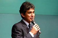 頭に白いものが目立つようになった鈴木亜久里。日本を意識した自らのチームで、F1に再び挑戦しようとしている。