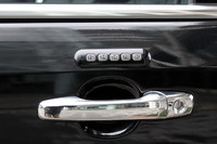 ドアノブの上には、暗証番号を使って開錠・施錠ができるユニークな装備（キーレス・エントリー・キーパッド）が備わる。