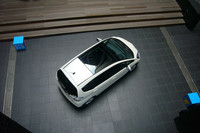 今回のテスト車「スマートセレクション」は、写真の巨大サンルーフ「スカイルーフ」もオプションで選択できる。