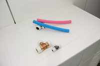 説明会場に展示されていた「給水用配管部材」のサンプル。柔らかいので施工が簡単だ。