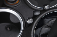 「SPORT」ボタンを押すと、エンジンレスポンスやステアリングの重さ、排気音が変わる。とはいえ、公道を走る上ではノーマル状態との差はそれほど感じなかった。ノーマルの段階で、すでに十分スポーティーだったのだ。