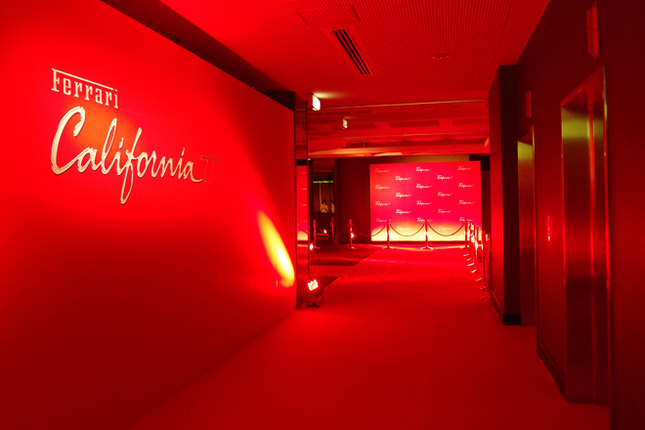 「カリフォルニアT」お披露目の場所は、東京・白金台にある八芳園。会場へと続く“真っ赤な廊下”に、主役の名が浮かびあがる。