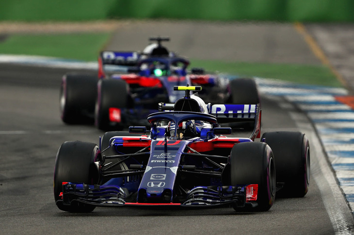 トロロッソは2台とも予選でQ1落ちとなり、ピエール・ガスリー（写真前）17位、ブレンドン・ハートレー（同後ろ）は18位。ガスリーはホンダのパワーユニット交換で20番グリッド、ハートレーはダニエル・リカルドのペナルティーもあり16番グリッドからスタートした。雨でウエェットタイヤに賭け失敗したガスリーは14位完走、ドライのまま走り続けたハートレーは10位入賞と、2人のドライバーで明暗が分かれた。前戦イギリスGPでも、ガスリーが直線スピードの遅さを「とんでもない」と口にしており、トロロッソの苦戦ぶりがうかがえる。ドイツGPを終えチームは20点を獲得、10チーム中ランキング8位につけている。（Photo＝Toro Rosso）