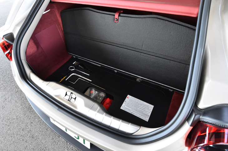 荷室のフロア下の様子。パンク修理キットが収納されている。