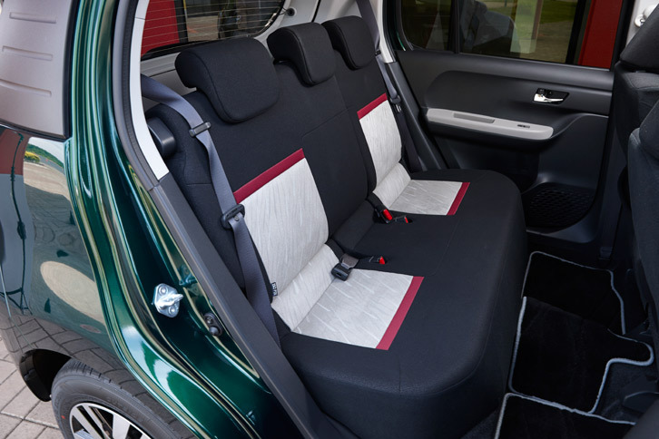 シート表皮は前後ともにスエード調トリコット。後席の格納はシンプルなシングルフォールディング式となっている。