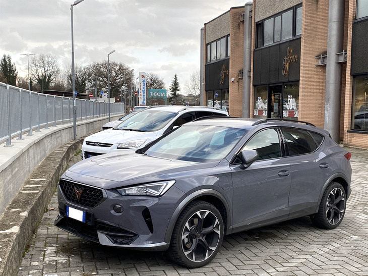 「クプラ・フォーメンター プラグインハイブリッド」。2022年11月25日にシエナで。