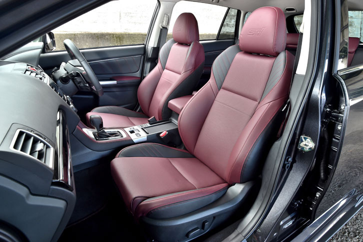 ボルドーを主体に、部分的にブラックをあしらった専用の本革シートがおごられる。