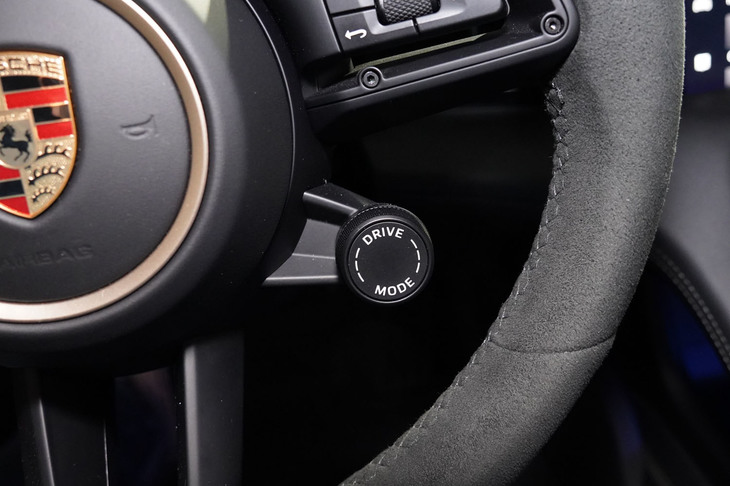 ポルシェ・タイカン ターボ（ドライブモードセレクター）