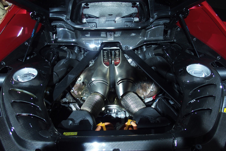 フェラーリ296GTB（エンジンルーム）