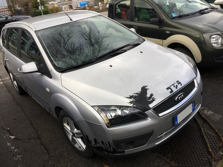 写真8：「ゴジラ」のラッピングで飾られた「フォード・フォーカス ワゴン」。