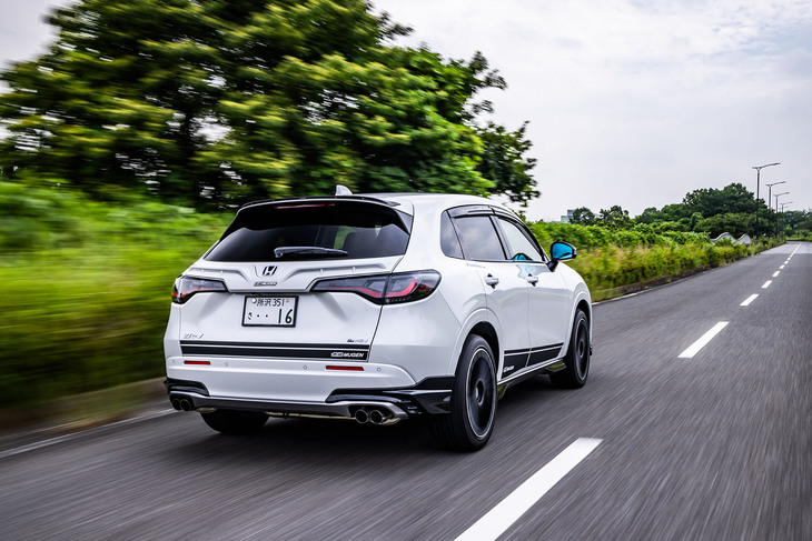 無限のエクステリアパーツをフル装備した「ZR-V」。「フロントアンダースポイラー」がダウンフォースを生み出し、リアスポイラーに追加した「ガーニーフラップ」が前後の空力バランスを整えている。