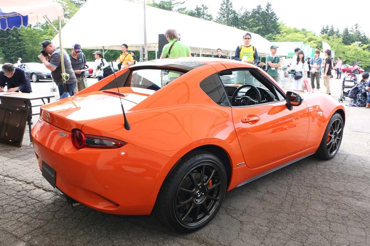「ロードスターRF 30周年記念車」のベースは、「RS」（６段MT）と「VS」（6段AT）の2タイプ。ソフトトップでは選べなかったATが選択できるのもポイント。ビルシュタイン製ダンパーを除き、専用装備はすべてRSと同じものが装着されている。展示車はAT仕様車で、マツダブランドスペース大阪で展示されていたプロトタイプそのものだ。