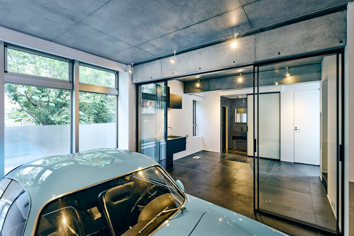 ガレージの奥には、水まわりと洗濯機置き場、さらにその先にはバス、トイレ、サウナが備わる。