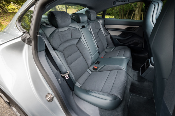 シートレイアウトは、後席が2座のセパレート式となる4人乗り仕様が標準。後席中央にエマージェンシーシートを備える4＋1人乗り仕様は、オプション扱いとなる。