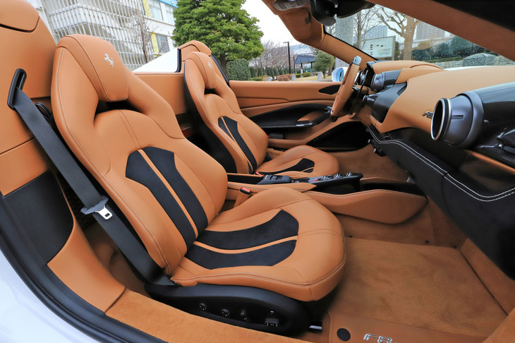 大きく寝かされたAピラーやキャビン後方のバットレスにより、オープン時の解放感は「そこそこ」という程度。ただ非常な高性能スポーツカーなので、このくらい包まれ感があるほうがリラックスして運転できるかもしれない。