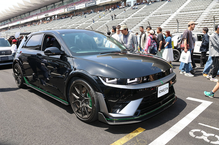 ヒョンデの個性派EVスポーツカー「アイオニック5 N」は、土屋圭市さんと共同開発した「DKエディションパッケージ」装着車を展示。同パッケージは、購入済みのアイオニック5 Nにも装着可能とのこと。程度の良い中古のアイオニック5 Nを手にして、カスタムするのもアリ。ドリキンによる新たな走りの世界を体感してみてはいかがだろう。