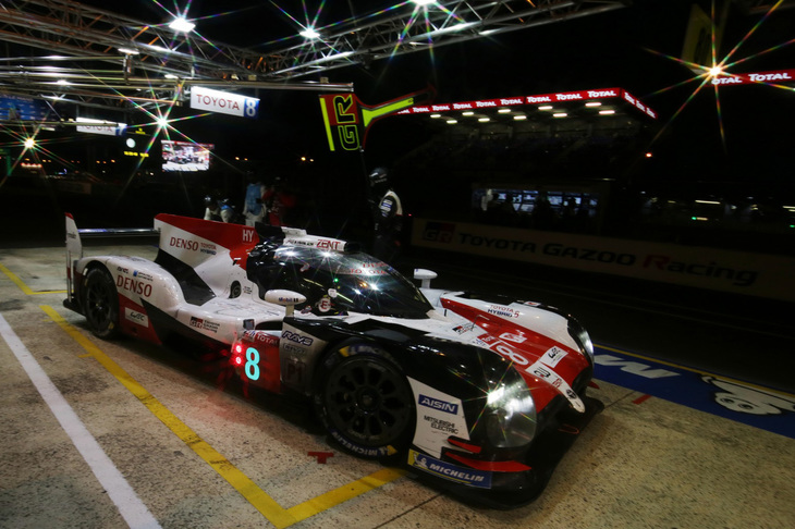 夜間、ピットストップを行うNo.8 トヨタTS050 ハイブリッド。