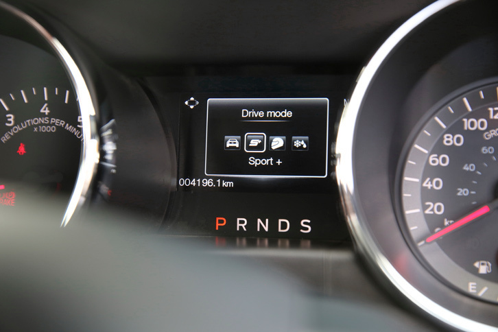 走行モード切り替え機構には「ノーマル」「コンフォート」「スポーツプラス」「トラック」の4つのモードが用意されており、これとは別にステアリングのレスポンスも「ノーマル」「コンフォート」「スポーツ」の3種類から選べるようになっている。