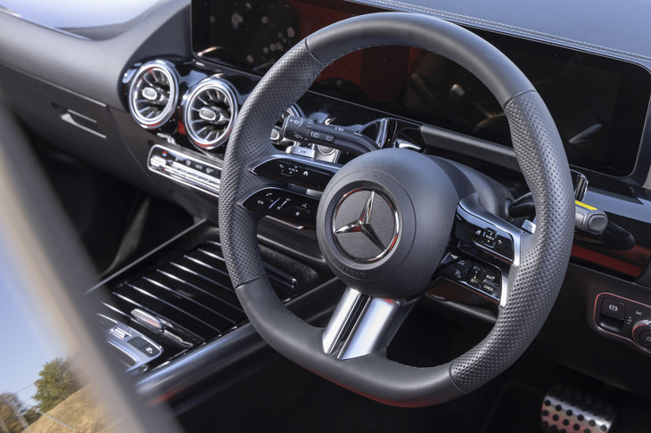 横スポークが上下2分割式のスポーツステアリングホイールも「AMGラインパッケージ」に含まれる。ハンズオフ状態を検知するセンサーがトルク感応式から静電容量式に変わった。