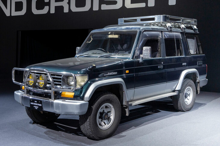 「ランドクルーザー“250”」の発表会場に展示されていた、初代「ランドクルーザープラド」。70系ワゴンのマイナーチェンジモデルであり、改良とともに車名を改称。トヨタはこのクルマで、本格的に「三菱パジェロ」を追撃することとなった。