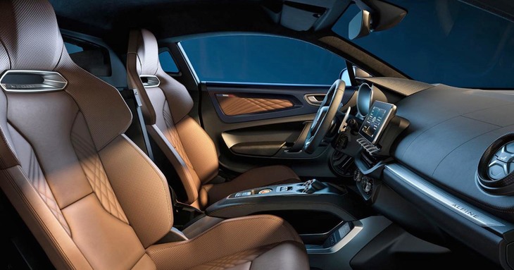 上質さや快適性に配慮して仕立てられたインテリア。写真のサベルト製シートには6Wayの調節機構が備わる。