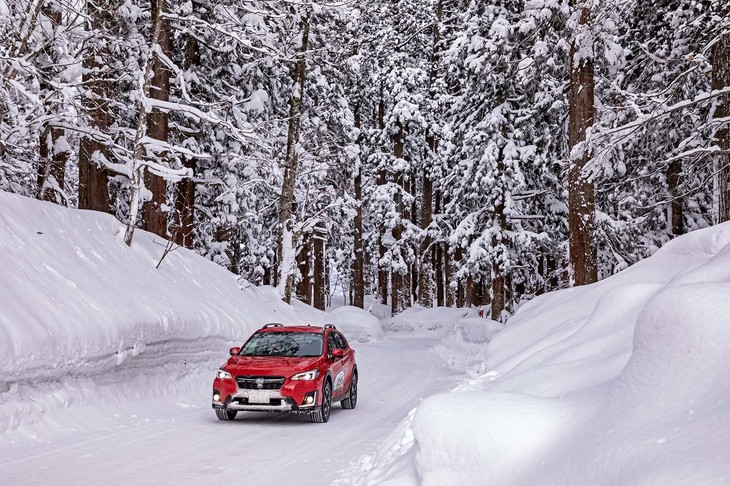 中継地点で車両を乗り換え、午後のルートの友となった「XV 2.0i-Lアイサイト」。出羽三山神社三神合祭殿へと向かうルートは、深い雪の中だった。