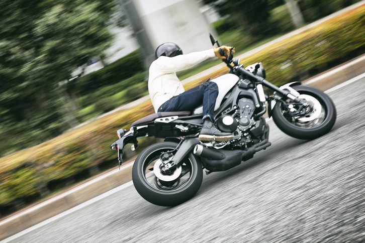 
	「XSR900」には、安全に高性能を楽しむ機能として、「トラクションコントロールシステム」や「アシスト＆スリッパークラッチ」が標準装備される。
	