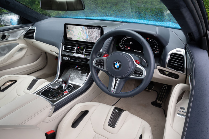 インテリアでは、12.3インチの大型センターディスプレイの採用がトピック。試乗車には上質なバイカラーのメリノレザーで各所を覆う、オプションの「BMW Individualフルレザー・メリノ」が採用されていた。