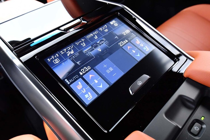 レクサスLX600“エグゼクティブ”（後席の調節用モニター）