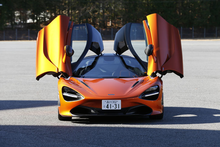 従来モデルと同様に、跳ね上げ式のドアを持つ「720S」。左右を開閉した際の全幅は2809mm（＋879mm）、全高は1953mm（＋757mm）と公表される。（カッコ内はクローズ時との差）