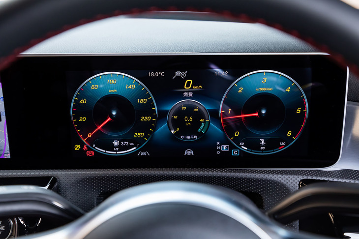 メーターパネルデザインは、大きく3つのテーマから選択が可能。切り替えはステアリングホイールに設置されたタッチコントロールスイッチで簡単に行える。