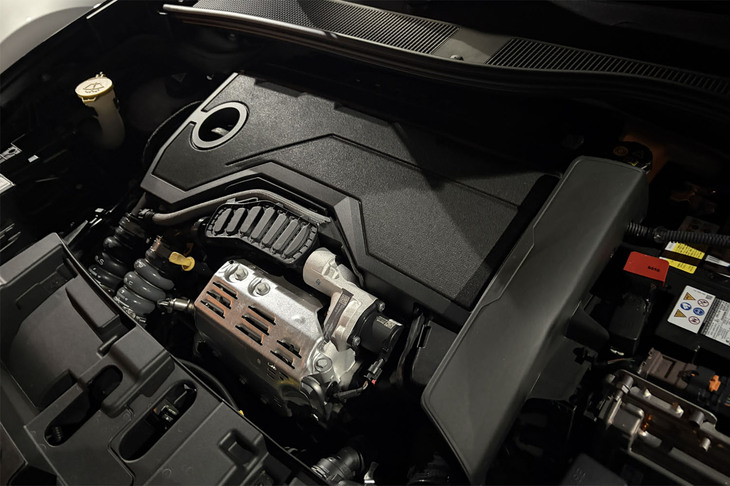 最高出力136PS、最大トルク230N・mの1.2リッター直3ターボエンジンに、48Vマイルドハイブリッドシステムが組み合わされるパワーユニットで前輪を、最高出力29PSのモーターで後輪を駆動する。