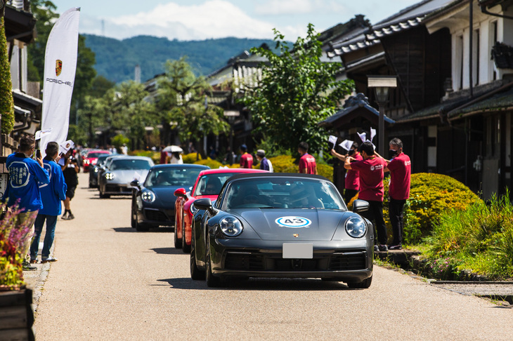 江戸時代の宿場の街並みが残る長野県東御市の海野宿にて。先頭は2020年「911Sカブリオレ」