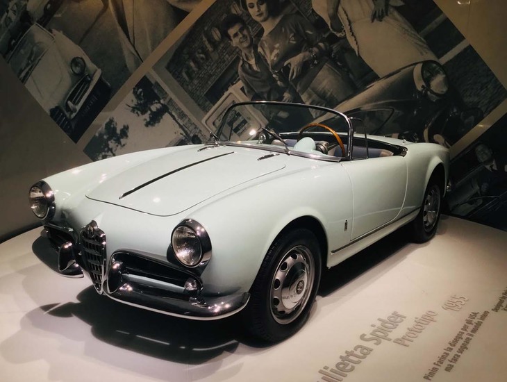 “デュエット”の愛称で親しまれるスパイダーの元祖が「ジュリエッタ スパイダー プロトタイプ」だ。1955年製作。イギリスのライトウェイトオープンカー人気に対抗して企画され、ピニンファリーナがスタイリングを手がけた。デュエットとともに展示されるのは「映画に出てくるアルファ・ロメオ」をテーマにした試写室のなか。映画のワンシーンをモチーフにした壁のデコレーションも美しい。