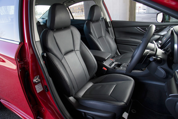 テスト車にはブラックの本革シートやフロントシートヒーターからなる「ブラックレザーセレクション」が採用されていた。