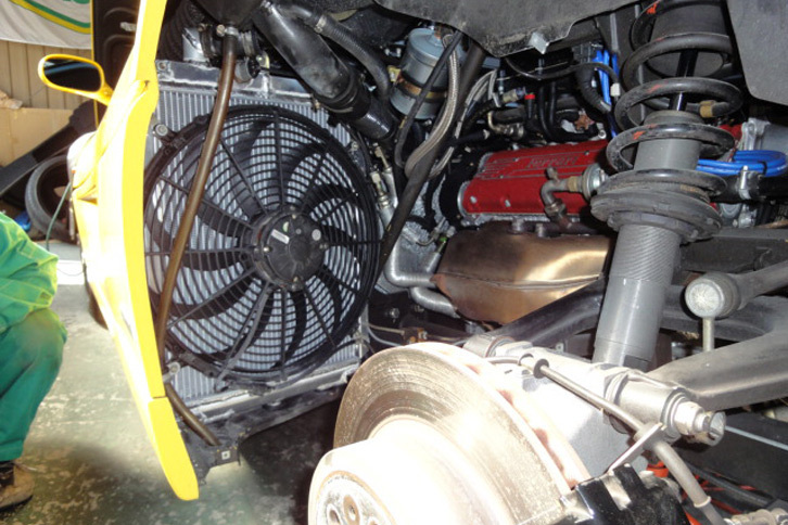 「フェラーリF355」のラジエーター交換。