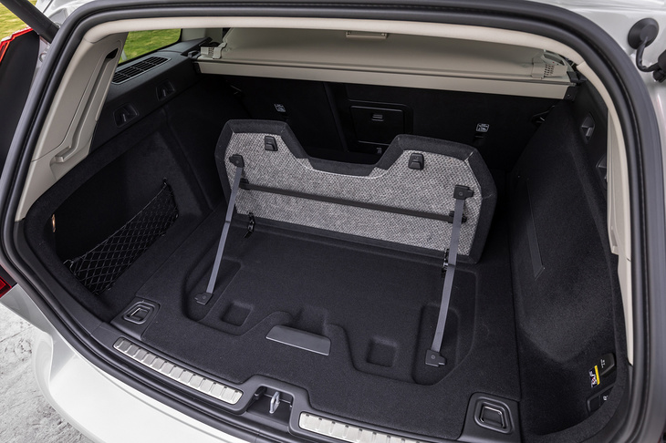 買い物で増えたショッピングバッグなどを、倒れないように収納できるアイデアも健在。スタイリッシュだが実用性を兼ね備えているのも、ボルボ流である。