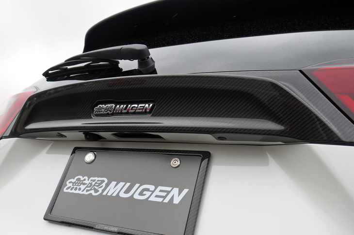 ホンダ・フィットe：HEV RS 無限パーツ装着車（カーボンテールゲートガーニッシュ＆カーボンナンバープレートガーニッシュ）